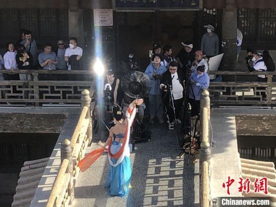 圖為5月以來，“奧大粒”直播現(xiàn)場引游客圍觀?！《鼗褪形麄鞑抗﹫D