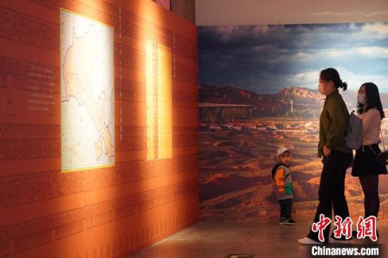 圖為參觀者參觀“大道攸歸：五涼文化展”展陳文物?！【琶赖┰?攝