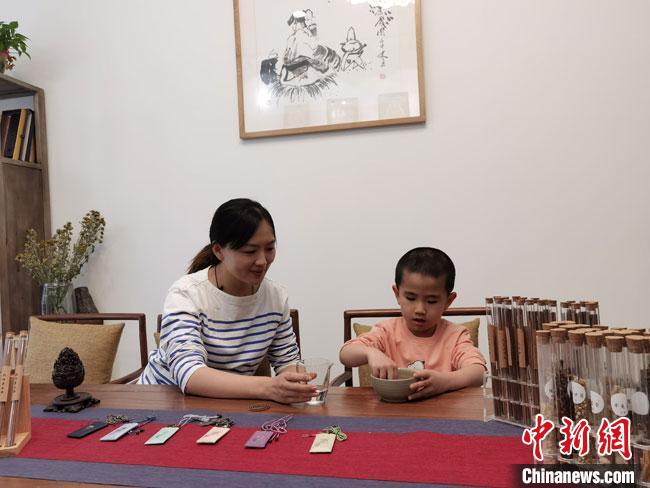 圖為魯雯為小學員授課和培訓?！●T志軍 攝