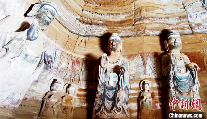 北石窟寺窟內(nèi)造像因受水顯得斑駁?！“瑧c龍 攝