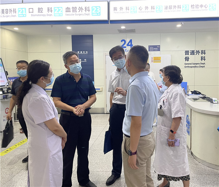 7月12日，甘肅省紀(jì)委監(jiān)委派駐省衛(wèi)健委紀(jì)檢監(jiān)察組紀(jì)檢監(jiān)察干部在蘭大二院門診開展疫情防控監(jiān)督檢查。魏雪 攝.jpg