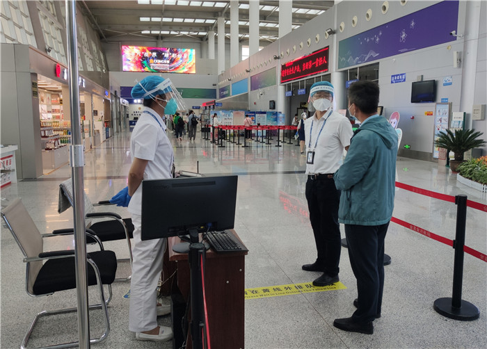7月15日，金昌市金川區(qū)紀(jì)委監(jiān)委駐區(qū)委政法委紀(jì)檢監(jiān)察組在金昌機(jī)場監(jiān)督檢查疫情防控措施落實(shí)情況。王曉梅攝.jpg
