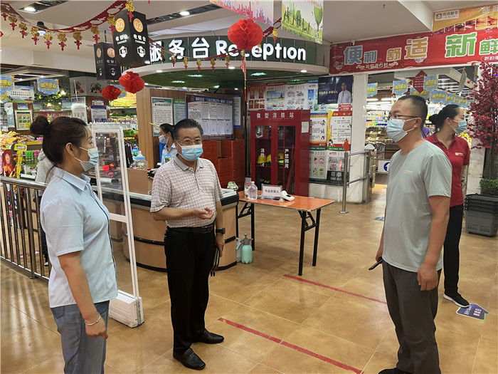 7月15日，酒泉市玉門市疫情防控督查組在隴商聯(lián)華超市監(jiān)督檢查疫情防控措施落實(shí)情況。 .jpg