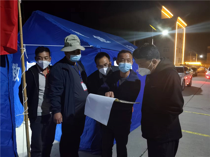 7月19日，甘南州瑪曲縣紀(jì)委監(jiān)委督查組在德吉小區(qū)卡點(diǎn)督導(dǎo)疫情防控工作。仲海濤 攝.jpg