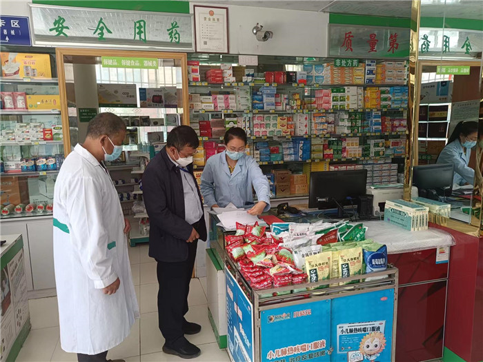 甘南州合作市紀(jì)委監(jiān)委第一督查組在合作市世紀(jì)大藥房進(jìn)行督查檢查。.jpg
