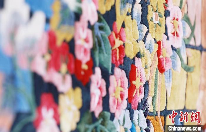 圖為手工地毯成品?！《姑?攝