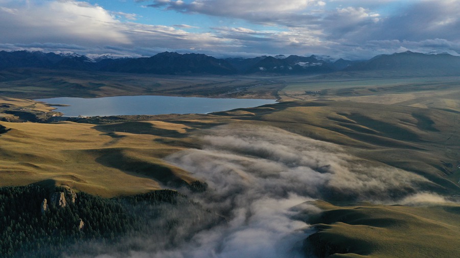 甘肅山丹馬場(chǎng)：峽谷云霧似仙境。 王超攝