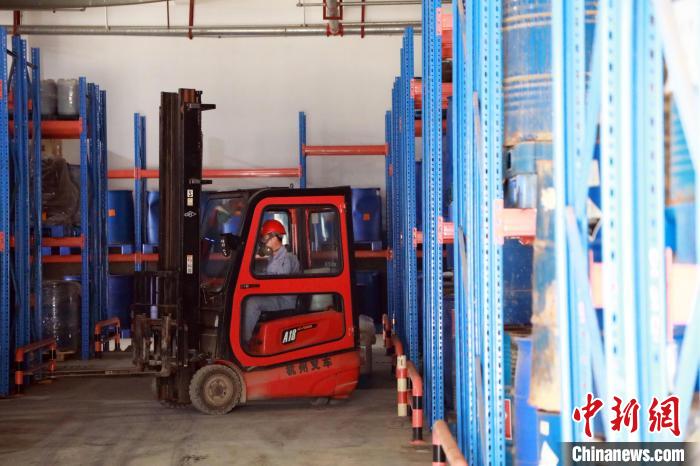 圖為甘肅省危險(xiǎn)廢物處置中心危險(xiǎn)廢物儲(chǔ)存庫(kù)。　魏建軍 攝