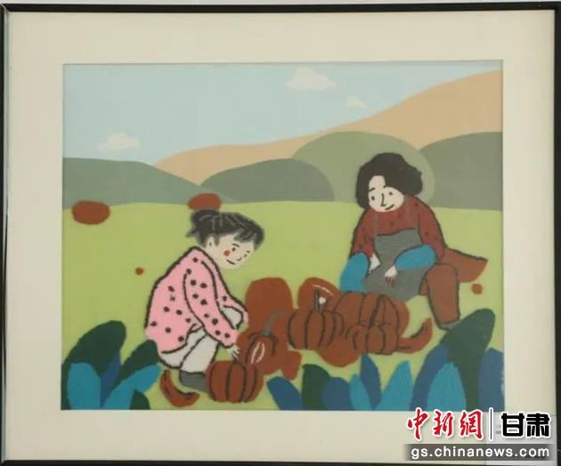 嘉峪關(guān)市新城鎮(zhèn)新城村農(nóng)業(yè)產(chǎn)業(yè)園區(qū)內(nèi)，母女兩人在摘南瓜。刺繡 馬艾米乃 繡稿 敬紅霞