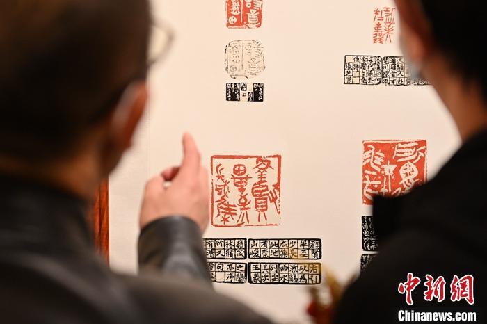 圖為甘肅蘭州，參展作品吸引參觀者。 中新社記者 李亞龍 攝