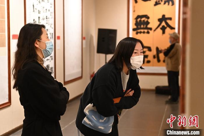 圖為甘肅蘭州，參展書法作品吸引參觀者。 中新社記者 李亞龍 攝