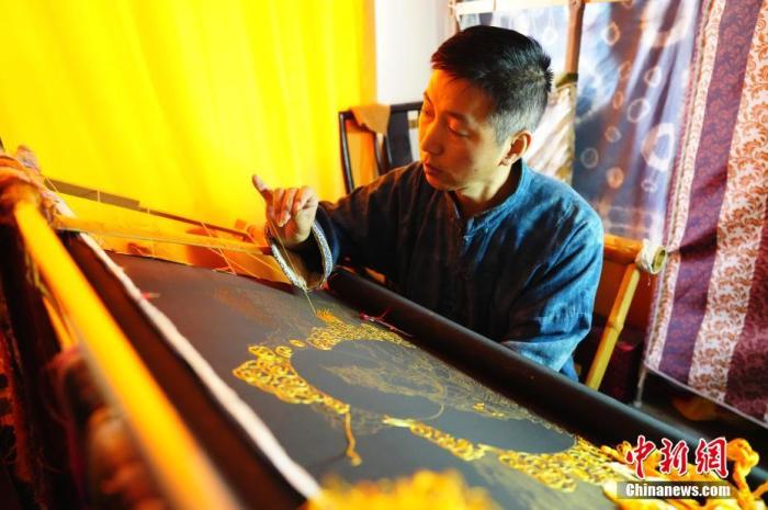系統(tǒng)性挖掘整理古代敦煌刺繡，是甘肅天水市級(jí)非遺代表性項(xiàng)目武山刺繡代表性傳承人劉云帆這兩年最緊要的工作之一。圖為劉云帆在創(chuàng)作富含敦煌刺繡元素的作品。 中新社發(fā) 謝秉錫 攝 