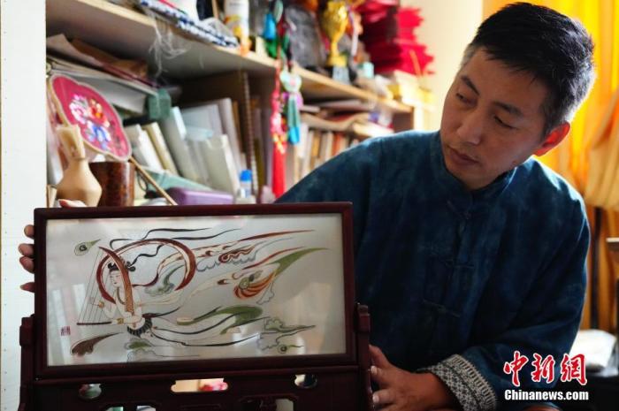 圖為劉云帆展示敦煌元素的刺繡作品。 中新社發(fā) 謝秉錫 攝