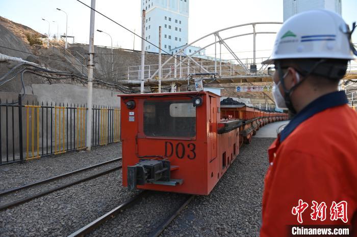 圖為工作人員正在觀察車輛運(yùn)行情況?！±顏嘄?攝