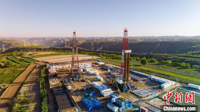 圖為中石油長(zhǎng)慶油田慶陽(yáng)華H60雙機(jī)組鉆井現(xiàn)場(chǎng)。(資料圖) 慶陽(yáng)市委宣傳部供圖