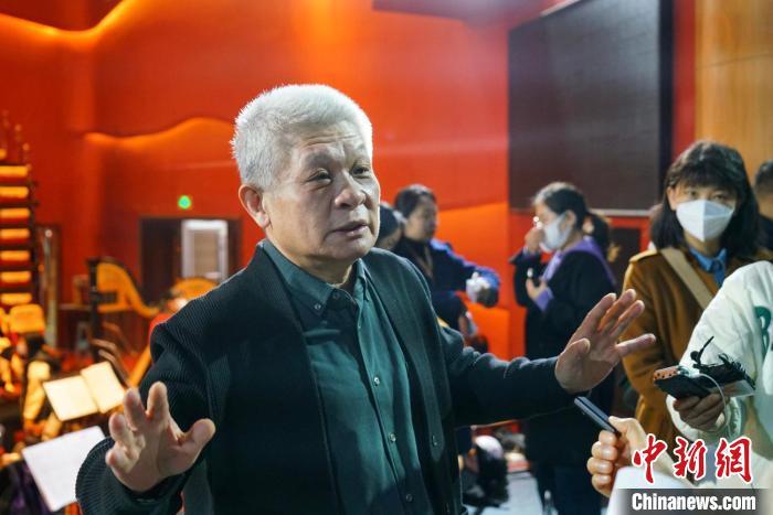 該劇導(dǎo)演蔣力向媒體介紹相關(guān)情況。　丁思 攝