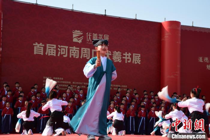 圖為學(xué)生們在開幕式上誦讀經(jīng)典。　梁照曾 攝