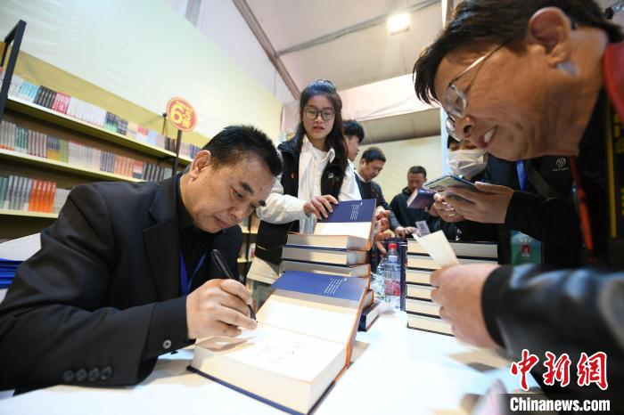 圖為作家王躍文現(xiàn)場簽名售書。　梁照曾 攝