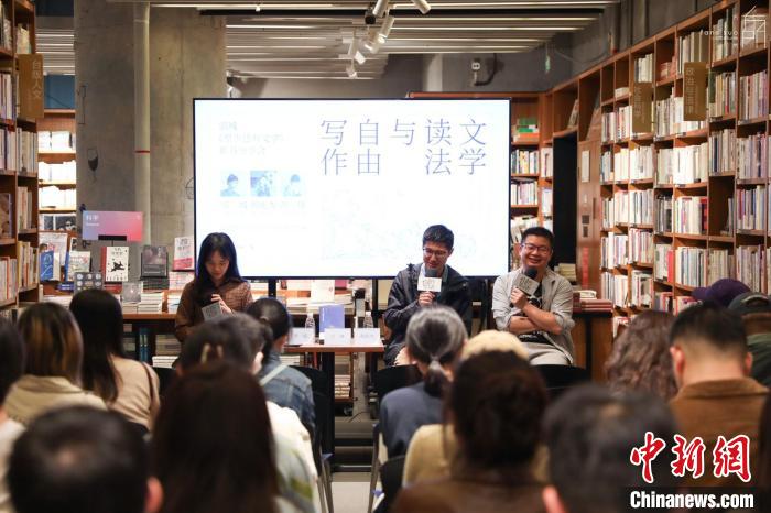 《至少還有文學(xué)》推出：在今天，我們?yōu)槭裁催€需要文學(xué)？