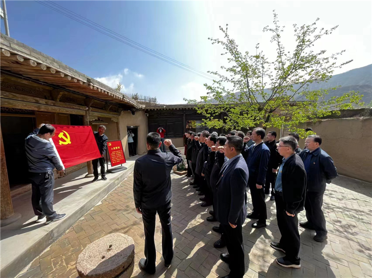 圖為臨夏州紀委監(jiān)委組織黨員干部在東鄉(xiāng)縣布塄溝黨史教育基地開展革命教育活動，賡續(xù)紅色血脈、汲取奮進力量、激發(fā)干事熱情。.png