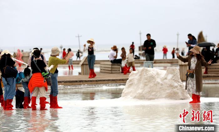 圖為游客在茶卡鹽湖拍照。　薛蒂 攝