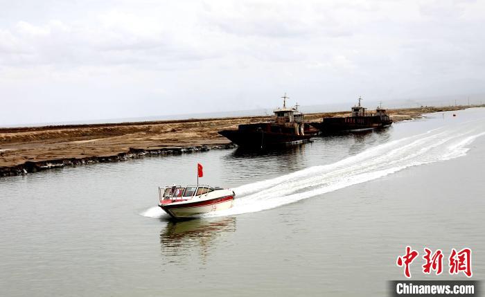 圖為茶卡鹽湖?！⊙Φ?攝