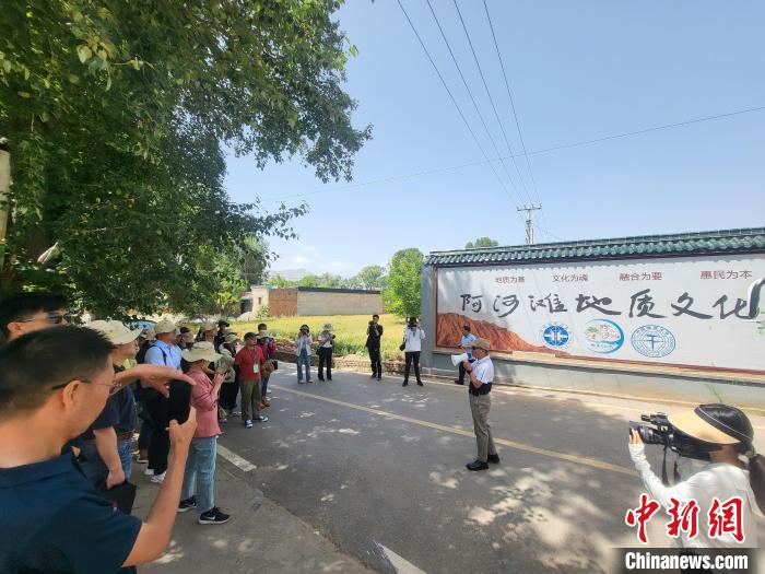 圖為中國(guó)地質(zhì)大學(xué)(北京)教授張緒教介紹村落情況?！『衍?攝