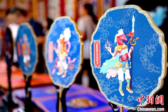 圖為唐卡延伸產(chǎn)品?！⊙Φ?攝