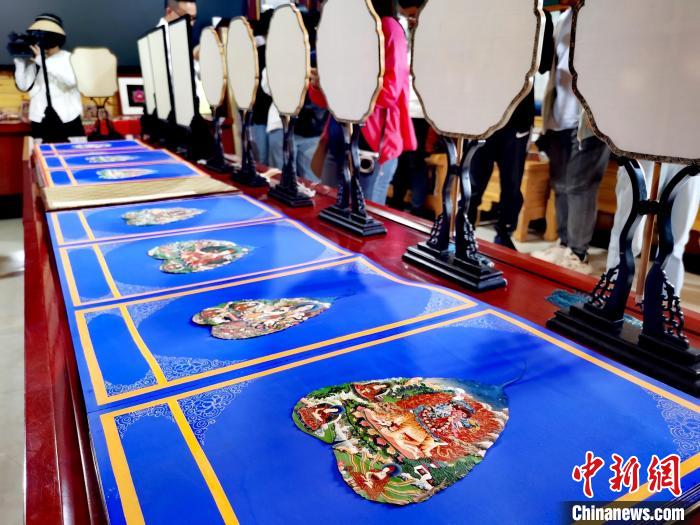 圖為唐卡延伸產(chǎn)品。　張?zhí)砀?攝