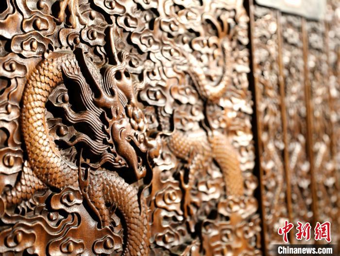 圖為青海永錄民俗博物館內珍藏的中式家具細節(jié)展示?！⊙Φ?攝