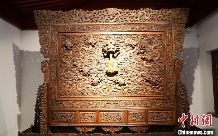 圖為青海永錄民俗博物館內珍藏的中式家具?！⊙Φ?攝