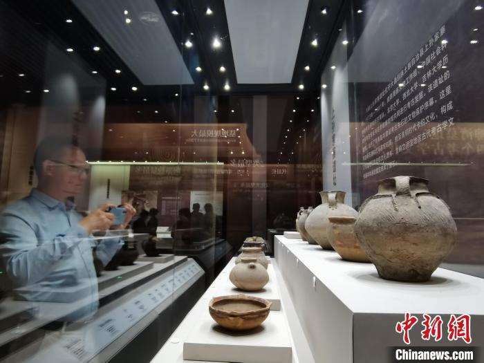 圖為河湟文化博物館展陳的陶器?！?zhí)砀?攝