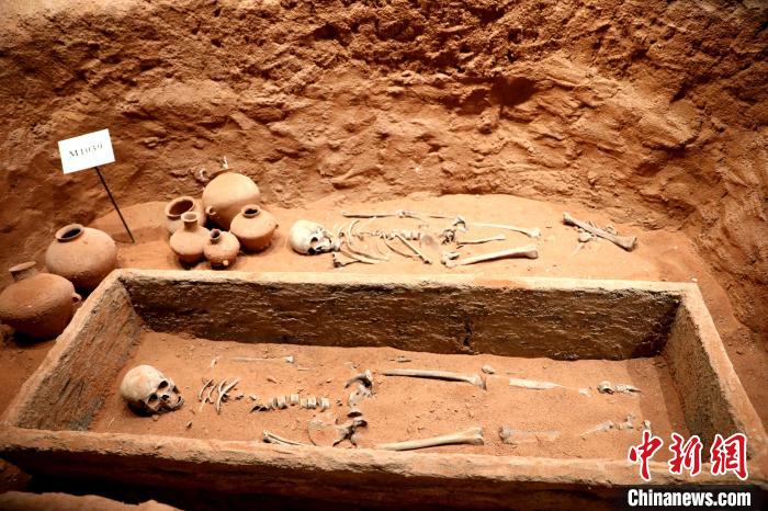 圖為河湟文化博物館復(fù)制展陳的墓葬及其彩陶陪葬品?！⊙Φ?攝