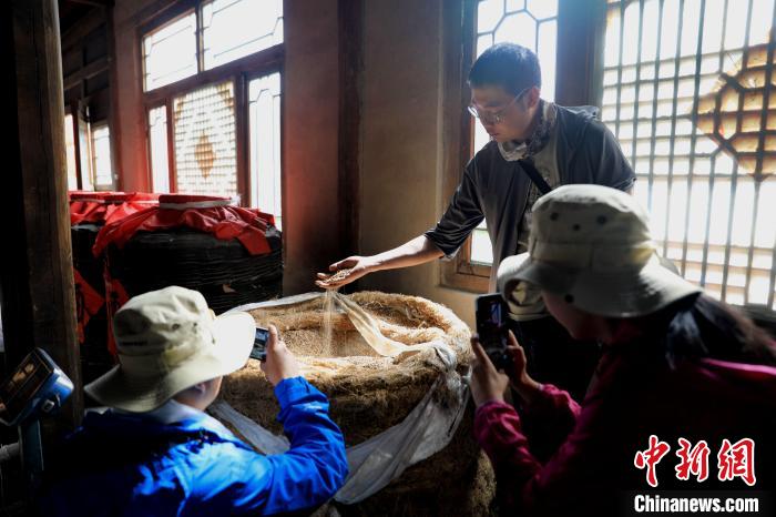 圖為青稞酒文化展示?！⊙Φ?攝