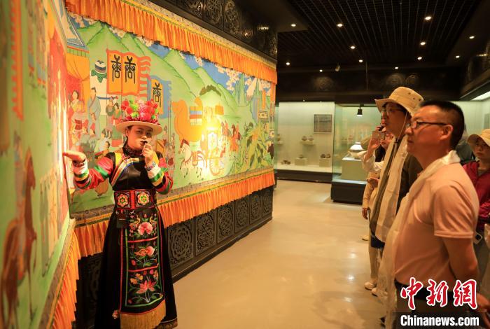 圖為媒體記者了解土族文化。　薛蒂 攝