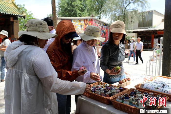 圖為民眾挑選手工藝產(chǎn)品?！⊙Φ?攝