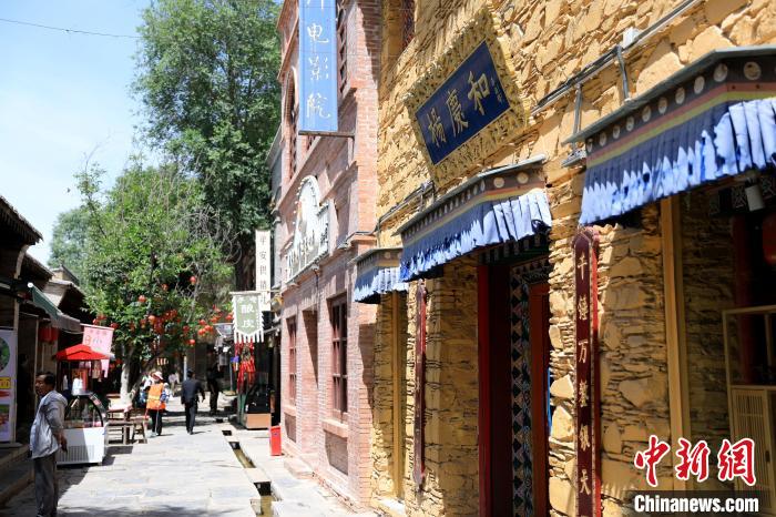 圖為平安驛·河湟民俗文化體驗(yàn)地的門(mén)店。　薛蒂 攝