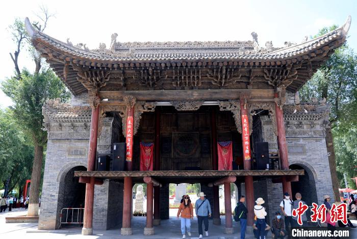 圖為平安驛·河湟民俗文化體驗(yàn)地的戲樓?！⊙Φ?攝