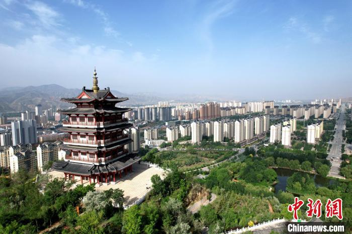 圖為航拍樂都區(qū)朝陽山片區(qū)?！⊙Φ?攝