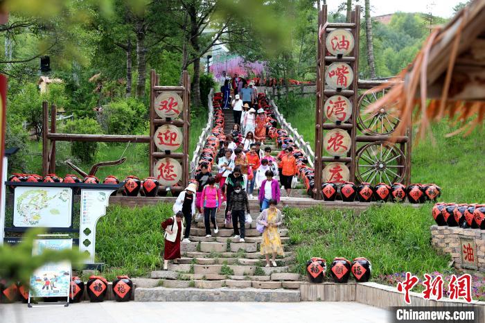 圖為油嘴灣生態(tài)文化景區(qū)的游客?！⊙Φ?攝