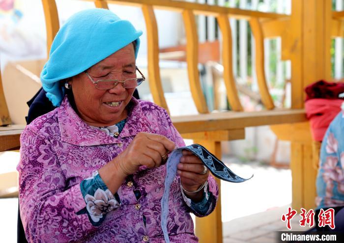 圖為繡娘在土族盤繡園內(nèi)制作盤繡。　薛蒂 攝