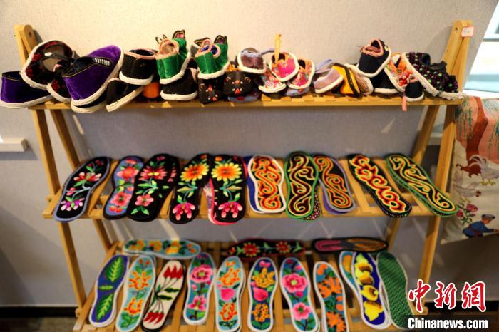 圖為盤繡作品?！⊙Φ?攝