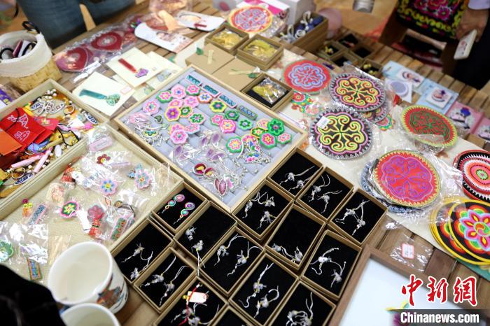 圖為盤繡作品?！⊙Φ?攝