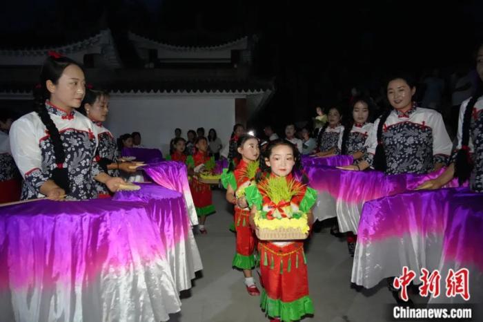 甘肅省西和縣姜席鎮(zhèn)晚霞湖畔，當(dāng)?shù)孛耖g舉行盛大的乞巧儀式。魏朵朵 攝