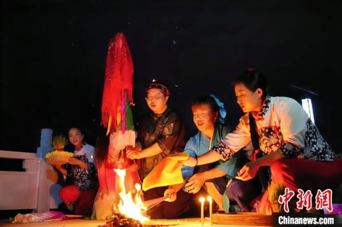 持續(xù)七天八夜的乞巧節(jié)正在西漢水上游的甘肅省西和縣進(jìn)行。西和縣姜席鎮(zhèn)晚霞湖畔，民眾“巧頭”點(diǎn)蠟、炷香、焚裱紙、跪拜，準(zhǔn)備將“巧娘娘”請進(jìn)院。魏朵朵 攝