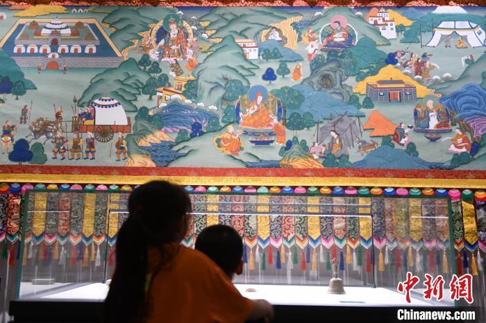 8月20日，兩名小觀眾參觀大型歷史題材卷軸唐卡“涼州會(huì)盟”?！〈魑牟?攝