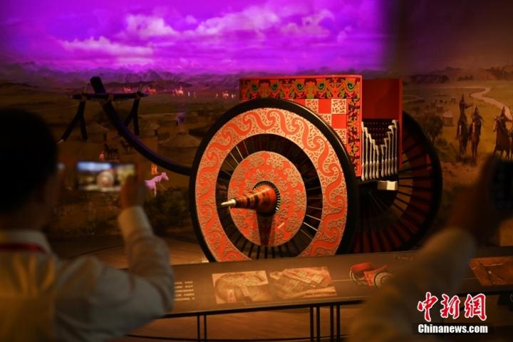 8月16日，甘肅省天水市張家川回族自治縣馬家塬車輿博物館內(nèi)，游客拍攝等比例的戰(zhàn)國西戎車輿復(fù)制品。