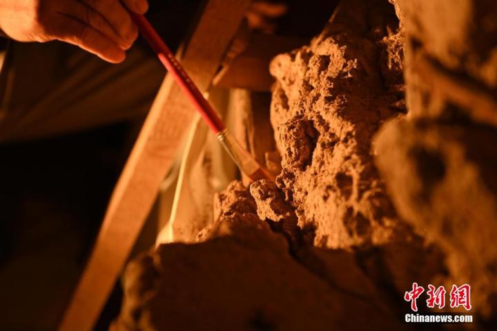 8月25日，文物修復(fù)師牟常有進(jìn)行文物修復(fù)工作。