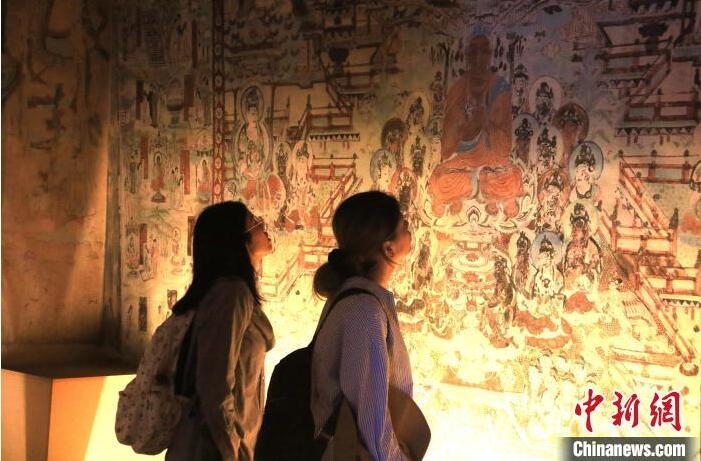 2023年8月27日，游客在甘肅省敦煌市博物館參觀文物展。張曉亮 攝(資料圖)