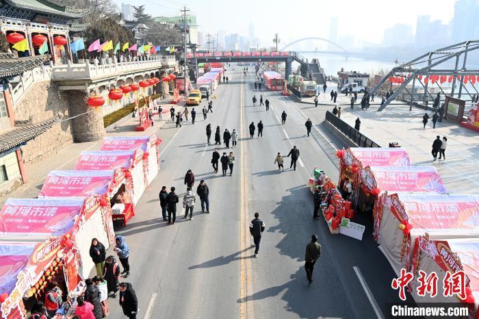 1月30日，蘭州黃河畔的年貨集市吸引顧客選購年貨。九美旦增 攝</p><p>
